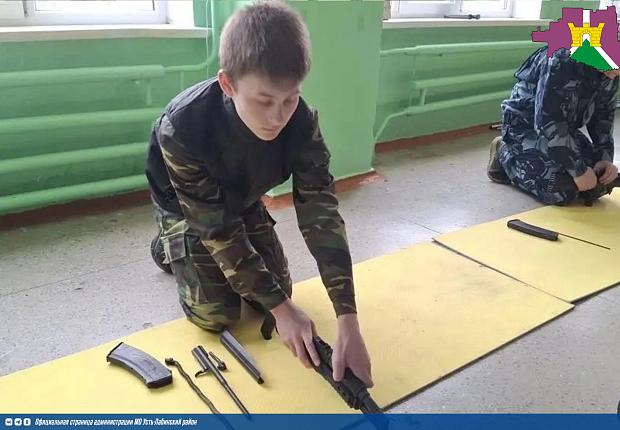 Учащиеся школы № 24 команды "КубАнцы" активно ведут подготовку к муниципальному этапу спортивно-исторической игры "Казачий дозор".