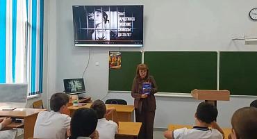 В школе №1 г. Усть-Лабинска прошло антинаркотическое мероприятие: «Сообщи, где торгуют смертью». Медицинский работник детской поликлиники Надежда Савельевна Фёдорова и специалист-эксперт наркоконтроля Ирина Ивановна Снигур рассказали о вреде наркомании 