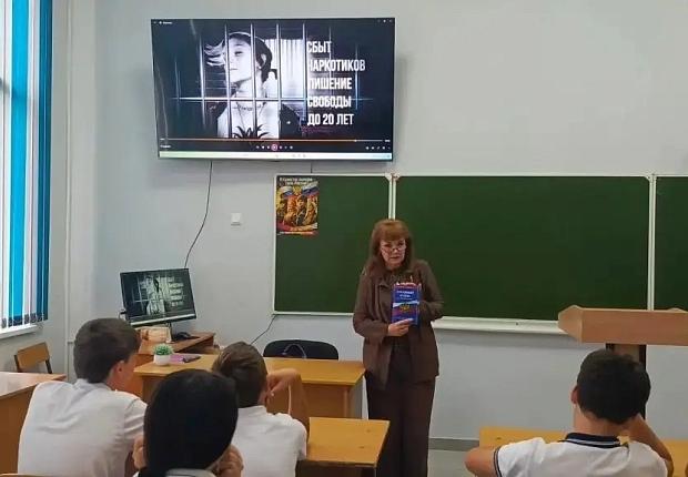 В школе №1 г. Усть-Лабинска прошло антинаркотическое мероприятие: «Сообщи, где торгуют смертью». Медицинский работник детской поликлиники Надежда Савельевна Фёдорова и специалист-эксперт наркоконтроля Ирина Ивановна Снигур рассказали о вреде наркомании 