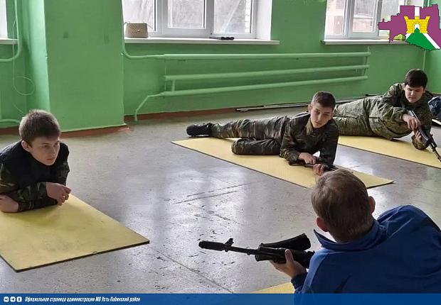 Учащиеся школы № 24 команды "КубАнцы" активно ведут подготовку к муниципальному этапу спортивно-исторической игры "Казачий дозор".