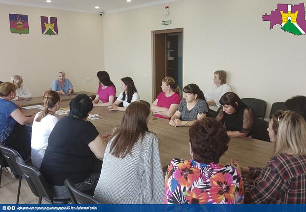 В администрации Ладожского сельского поселения состоялось выездное совещание по вопросу информирования предпринимателей и промышленных производителей о мерах государственной поддержки,  а также снижению уровня теневой занятости и легализации трудовых отно