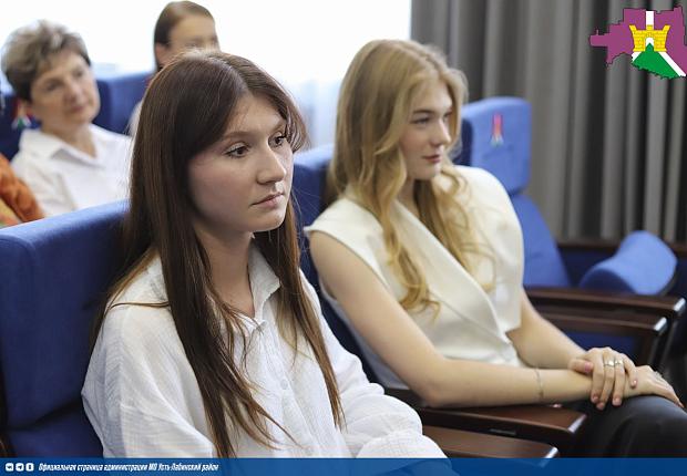 Торжественно поздравили с Днем семьи, любви и верности тех, кто на протяжении многих лет хранит тепло и заботу о своих самых родных людях