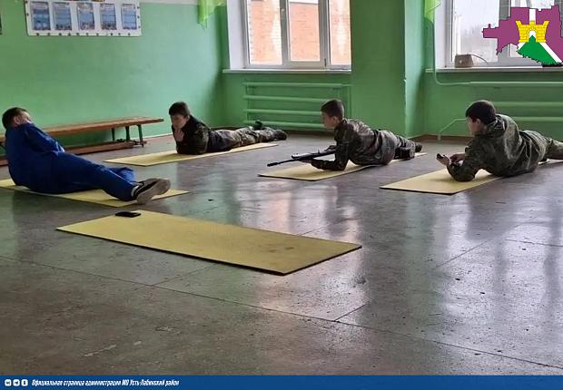 Учащиеся школы № 24 команды "КубАнцы" активно ведут подготовку к муниципальному этапу спортивно-исторической игры "Казачий дозор".