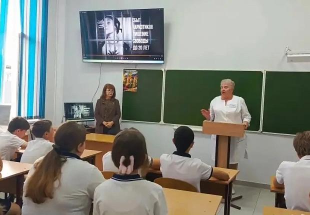 В школе №1 г. Усть-Лабинска прошло антинаркотическое мероприятие: «Сообщи, где торгуют смертью». Медицинский работник детской поликлиники Надежда Савельевна Фёдорова и специалист-эксперт наркоконтроля Ирина Ивановна Снигур рассказали о вреде наркомании 