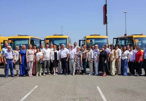 Сегодня школьные автобусы, оснащенные современными системами безопасности, тахографами и навигацией, получили 3 школы района! 