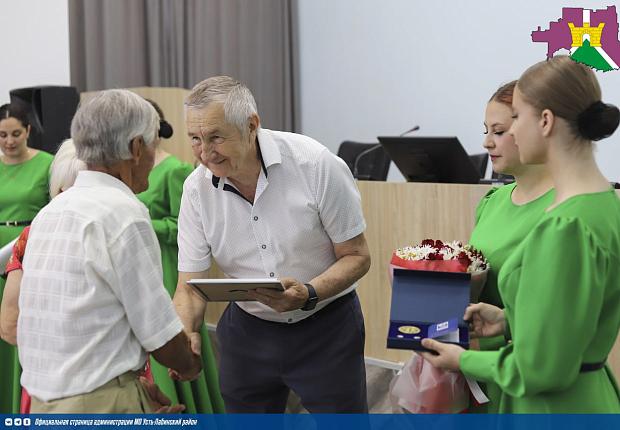 Торжественно поздравили с Днем семьи, любви и верности тех, кто на протяжении многих лет хранит тепло и заботу о своих самых родных людях