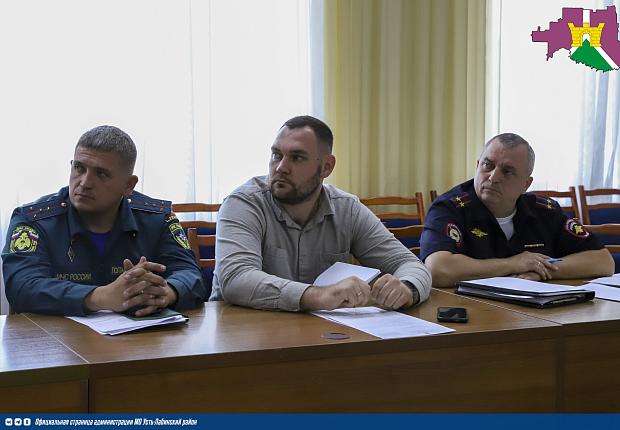 В малом зале администрации состоялось заседание комиссии по делам несовершеннолетних и защите их прав при администрации Краснодарского края