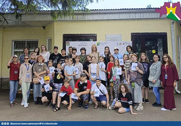 3 июля с экскурсионным визитом Усть-Лабинский район посетила организованная группа детей из прифронтовых территорий Донецкой Народной Республики,  прибывшая в рамках оказания шефской помощи новым регионам России