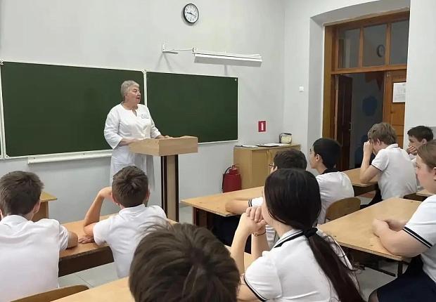В школе №1 г. Усть-Лабинска прошло антинаркотическое мероприятие: «Сообщи, где торгуют смертью». Медицинский работник детской поликлиники Надежда Савельевна Фёдорова и специалист-эксперт наркоконтроля Ирина Ивановна Снигур рассказали о вреде наркомании 