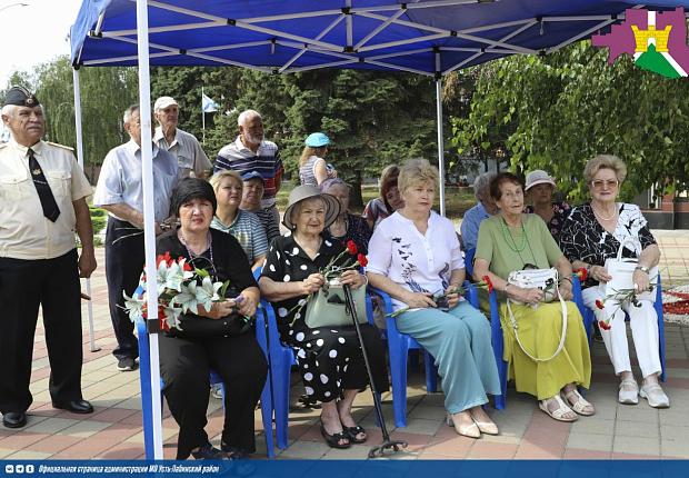 На мемориале "Вечный огонь" состоялось торжественно-памятное мероприятие, посвящённое Дню Воздушно-десантных войск