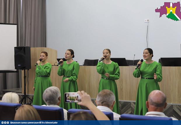 Торжественно поздравили с Днем семьи, любви и верности тех, кто на протяжении многих лет хранит тепло и заботу о своих самых родных людях