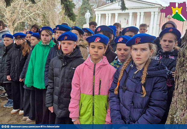 В ст. Воронежской состоялась торжественная церемония открытия мемориального камня в честь погибших при исполнении воинского долга в ходе специальной военной операции. 