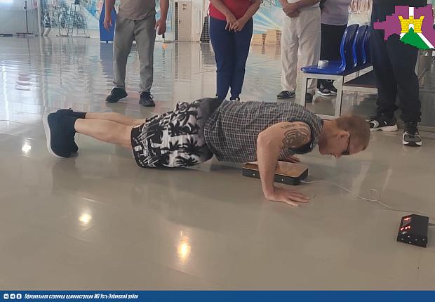 В спортивном комплексе «Старт» члены Усть-Лабинской местной организации Всероссийского общества слепых, среди которых были  слабовидящие и тотально-слепые инвалиды,провели апробацию выполнения норм ГТО