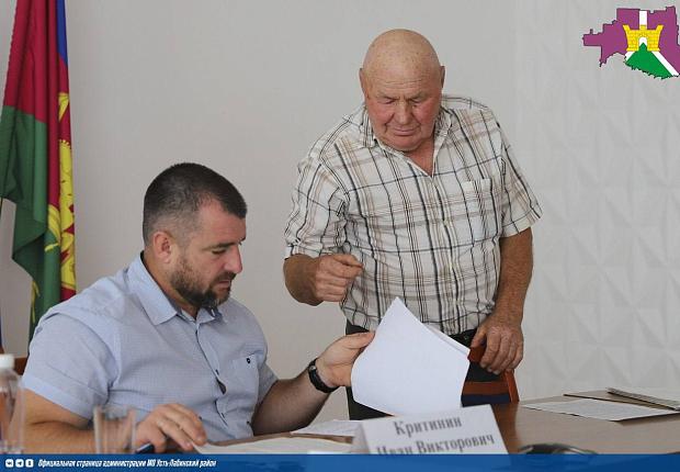 Заместитель главы Усть-Лабинского района Иван Критинин вместе с профильными специалистами провел прием граждан
