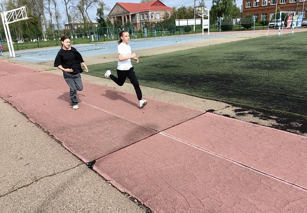 Школьники хутора Железный продолжают выполнять нормативы ГТО