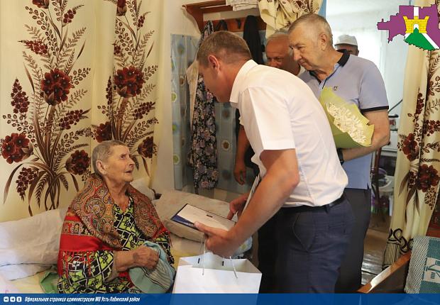 Поздравили труженика тыла Великой Отечественной войны Александру Алексеевну Мирошниченко с 95-летием