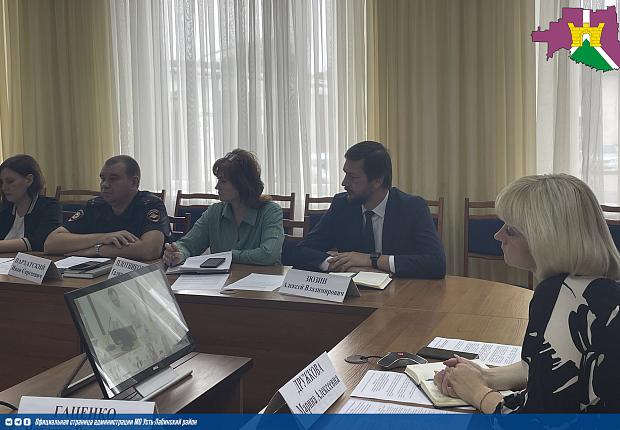 В малом зале администрации прошло краевое и муниципальное заседание комиссии по незаконному обороту промышленной продукции