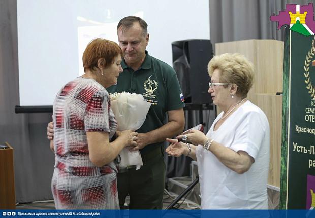 В большом зале районной администрации состоялась  церемония награждения памятной медалью "Маме защитника Отечества"