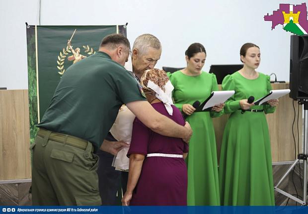 В большом зале районной администрации состоялась  церемония награждения памятной медалью "Маме защитника Отечества"