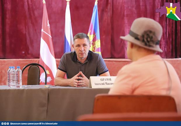 Заместитель главы Усть-Лабинского района Анатолий Абрамов совместно с профильными специалистами провёл выездной приём граждан в селе Суворовском