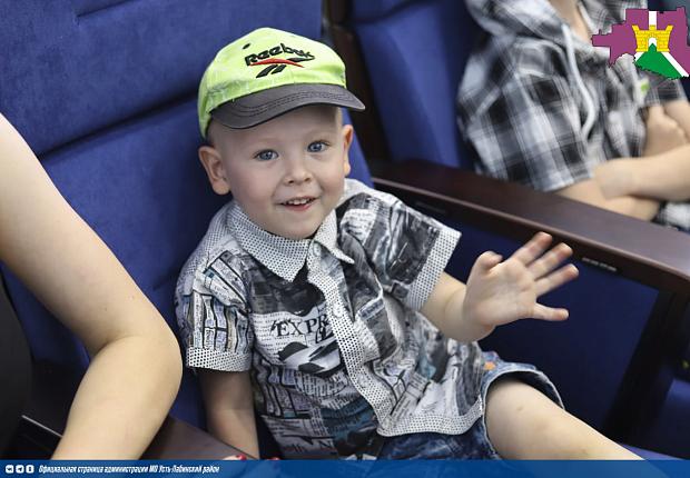 Торжественно поздравили с Днем семьи, любви и верности тех, кто на протяжении многих лет хранит тепло и заботу о своих самых родных людях