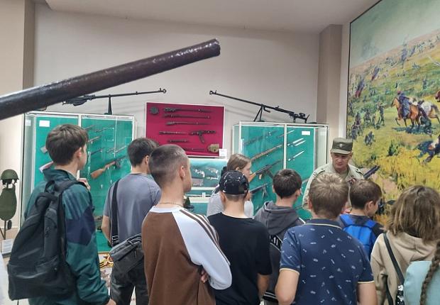 Сегодня для призёров военно-исторической игры "Казачий дозор " настал особый, наполненный смыслом день – они посетили Музей боевой славы в Краснодаре