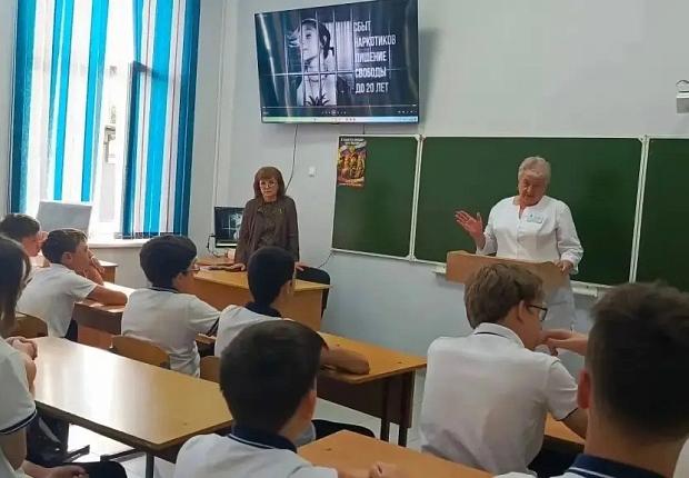 В школе №1 г. Усть-Лабинска прошло антинаркотическое мероприятие: «Сообщи, где торгуют смертью». Медицинский работник детской поликлиники Надежда Савельевна Фёдорова и специалист-эксперт наркоконтроля Ирина Ивановна Снигур рассказали о вреде наркомании 