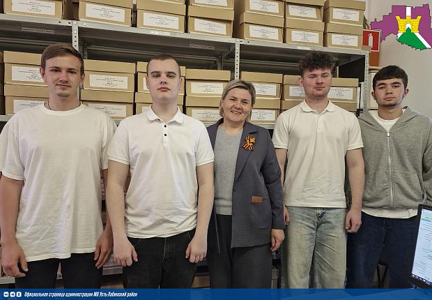 Студенты – в архивном отделе