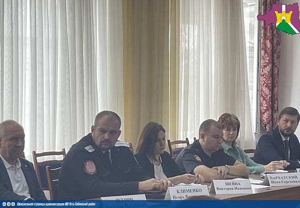 В малом зале администрации прошло краевое и муниципальное заседание комиссии по незаконному обороту промышленной продукции