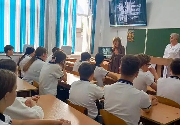 В школе №1 г. Усть-Лабинска прошло антинаркотическое мероприятие: «Сообщи, где торгуют смертью». Медицинский работник детской поликлиники Надежда Савельевна Фёдорова и специалист-эксперт наркоконтроля Ирина Ивановна Снигур рассказали о вреде наркомании 