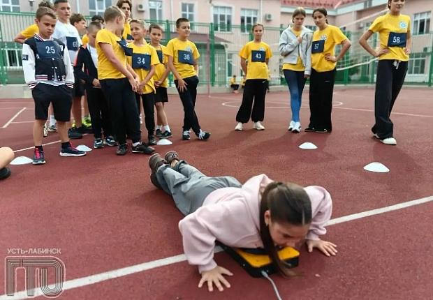 ОБУЧАЮЩИЕСЯ СОШ № 2 В ОЧЕДНЬЙ РАЗ СПРАВИЛИСЬ С НОРМАТИВАМИ ВФСК ГТО, ПРОДЕМОНСТРИРОВАВ ОТЛИЧНУЮ ФИЗИЧЕСКУЮ ПОДГОТОВКУ