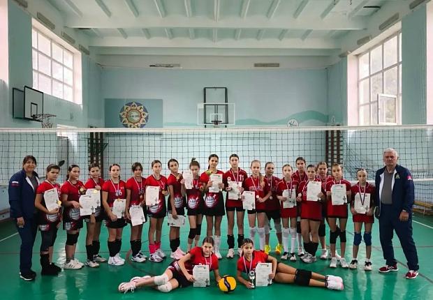 Сегодня в станице Кирпильской состоялся турнир по волейболу,среди девушек 2014 года рождения и младше, посвящённый памяти погибших при исполнении гражданского долга в зоне СВО