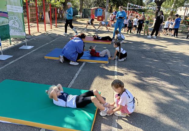 Воспитанники, родители и педагогический коллектив детского сада успешно выполнили нормативы Всероссийского физкультурно-спортивного комплекса "Готов к труду и обороне" (ГТО)