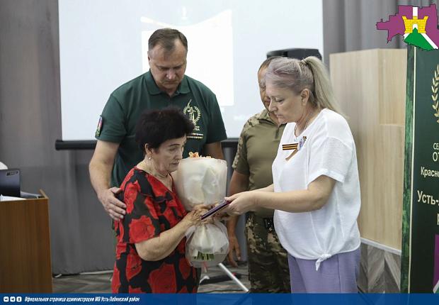 В большом зале районной администрации состоялась  церемония награждения памятной медалью "Маме защитника Отечества"