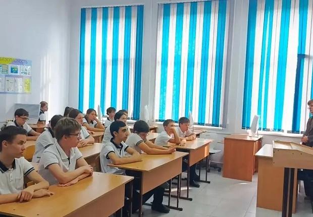 В школе №1 г. Усть-Лабинска прошло антинаркотическое мероприятие: «Сообщи, где торгуют смертью». Медицинский работник детской поликлиники Надежда Савельевна Фёдорова и специалист-эксперт наркоконтроля Ирина Ивановна Снигур рассказали о вреде наркомании 