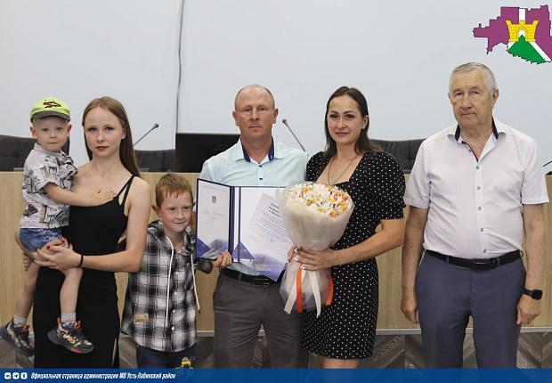 Торжественно поздравили с Днем семьи, любви и верности тех, кто на протяжении многих лет хранит тепло и заботу о своих самых родных людях
