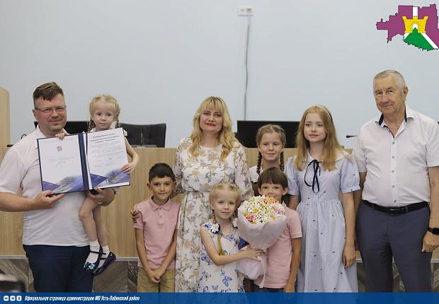 Торжественно поздравили с Днем семьи, любви и верности тех, кто на протяжении многих лет хранит тепло и заботу о своих самых родных людях