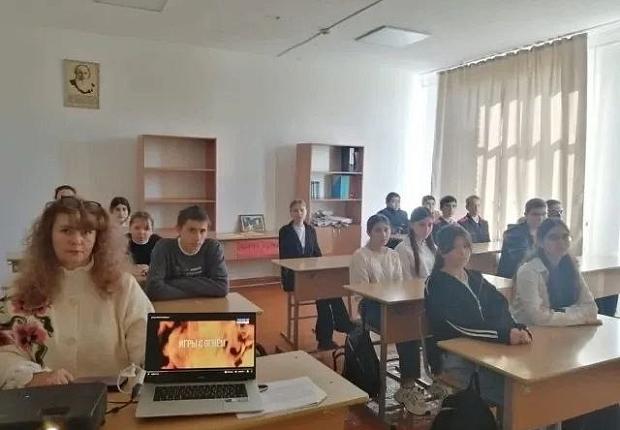 С целью профилактики распространения идеологии терроризма и вовлечение подростков в дескрутивные сообщества в общеобразовательных организациях района организован просмотр документального фильма «Игры с огнём».