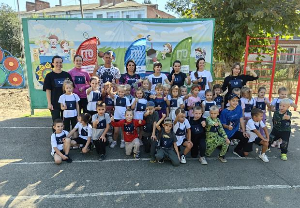 Воспитанники, родители и педагогический коллектив детского сада успешно выполнили нормативы Всероссийского физкультурно-спортивного комплекса "Готов к труду и обороне" (ГТО)