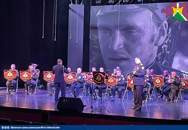 Благотворительный концерт, прошедший во Дворце культуры "Кубань", стал ярким событием, посвященный важной дате - 10-летию Федеральной службы войск национальной гвардии Российской Федерации. 