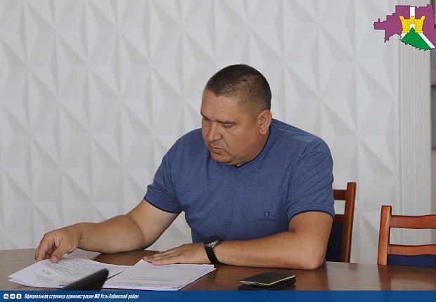 Заместитель главы Усть-Лабинского района Анатолий Абрамов вместе с профильными специалистами провел прием граждан