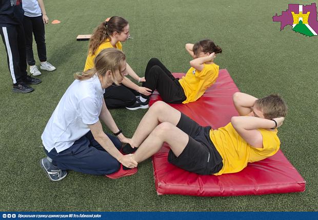 Ученики десятых классов средней общеобразовательной школы № 2 г. Усть-Лабинска приняли участие в выполнении нормативов Всероссийского физкультурно-спортивного комплекса