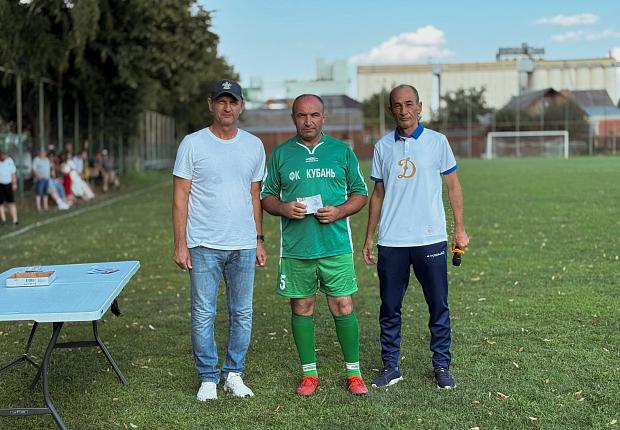 Вручение знаков отличия комплекса ГТО футболистам команды Динамо-Ветеран