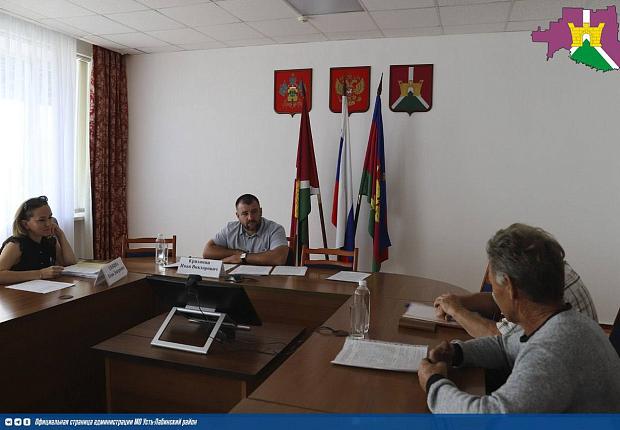Заместитель главы Усть-Лабинского района Иван Критинин вместе с профильными специалистами провел прием граждан
