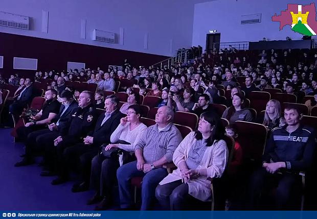 Благотворительный концерт, прошедший во Дворце культуры "Кубань", стал ярким событием, посвященный важной дате - 10-летию Федеральной службы войск национальной гвардии Российской Федерации. 
