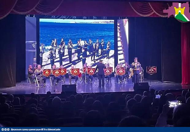 Благотворительный концерт, прошедший во Дворце культуры "Кубань", стал ярким событием, посвященный важной дате - 10-летию Федеральной службы войск национальной гвардии Российской Федерации. 