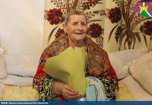 Поздравили труженика тыла Великой Отечественной войны Александру Алексеевну Мирошниченко с 95-летием