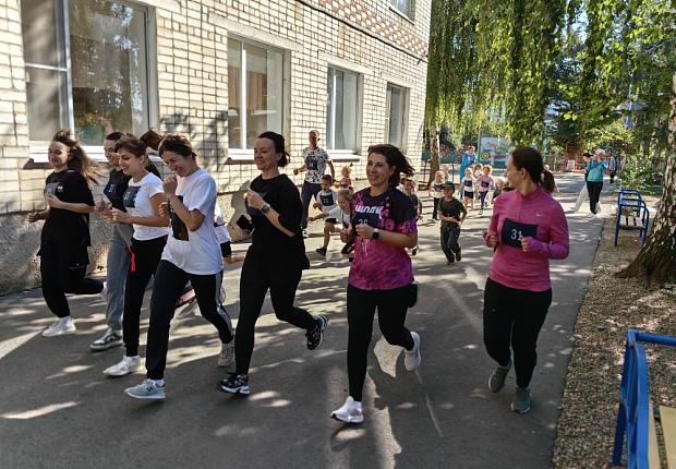 Воспитанники, родители и педагогический коллектив детского сада успешно выполнили нормативы Всероссийского физкультурно-спортивного комплекса "Готов к труду и обороне" (ГТО)