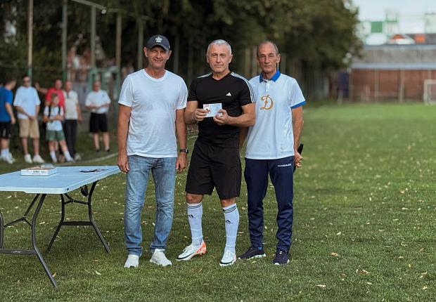 Вручение знаков отличия комплекса ГТО футболистам команды Динамо-Ветеран