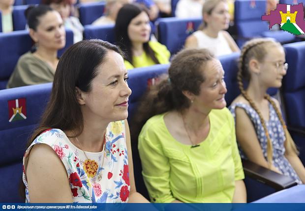 Торжественно поздравили с Днем семьи, любви и верности тех, кто на протяжении многих лет хранит тепло и заботу о своих самых родных людях